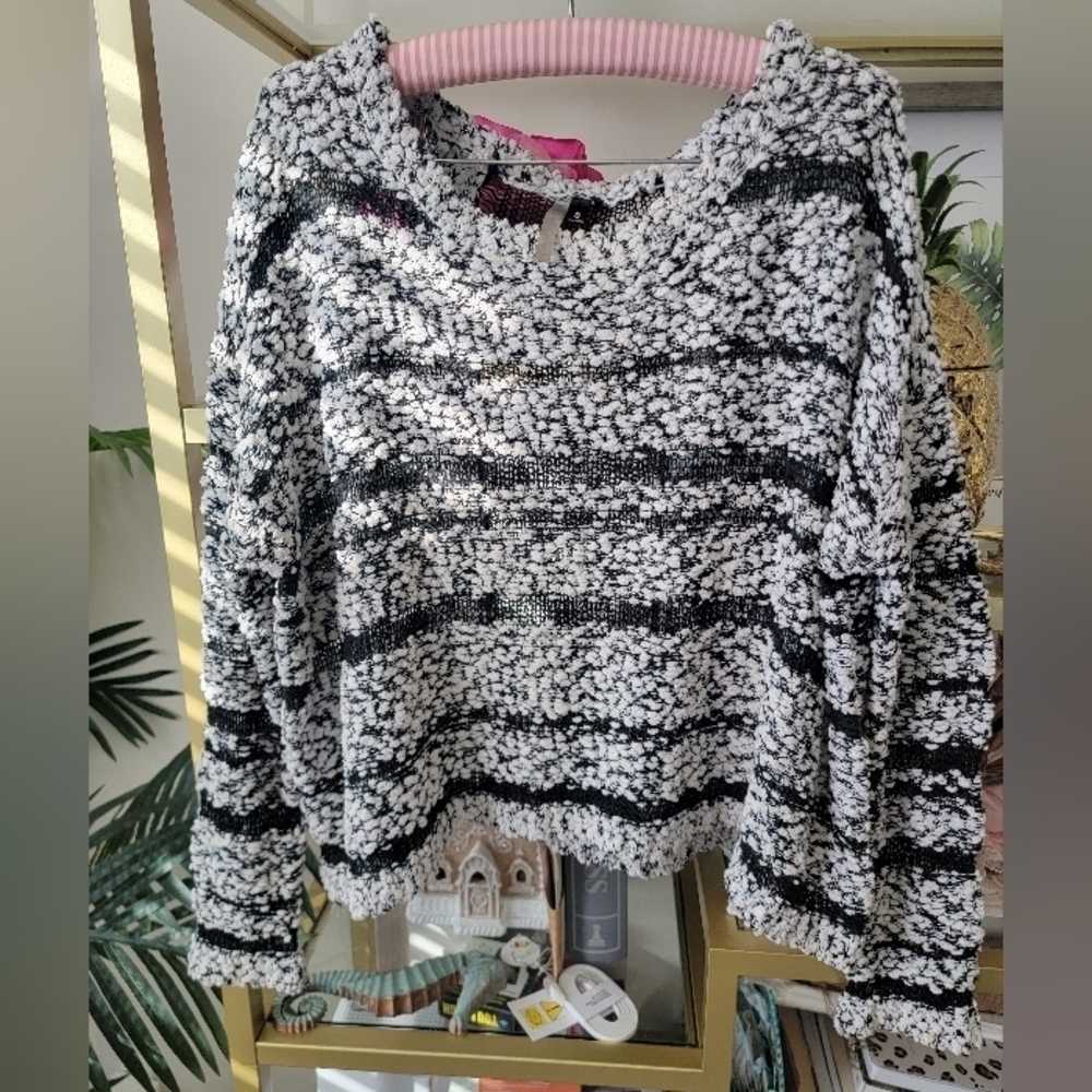 Black and White Long Sleeve Popcorn Christmas Sweater - Women's Size Small